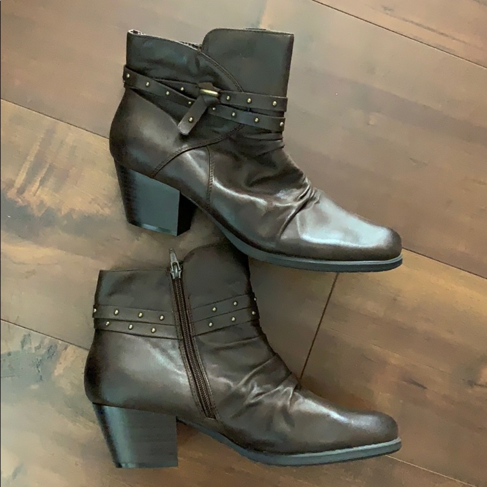 YUU ladies brown booties NEW